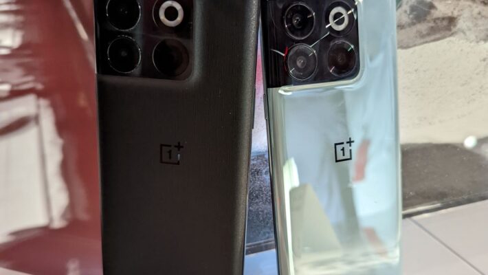 OnePlus10T in green and black color options.